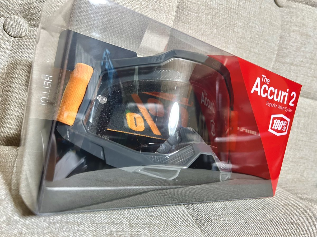 sw_0810's tweet photo. 今使ってるゴーグルのクリアレンズ
無くしたのでわざわざ
新しいゴーグル買うヤツ…
なんかちっちゃくねって思ったが
色はいい感じにマッチしてんねぇ… https://t.co/99o5rdT9G8