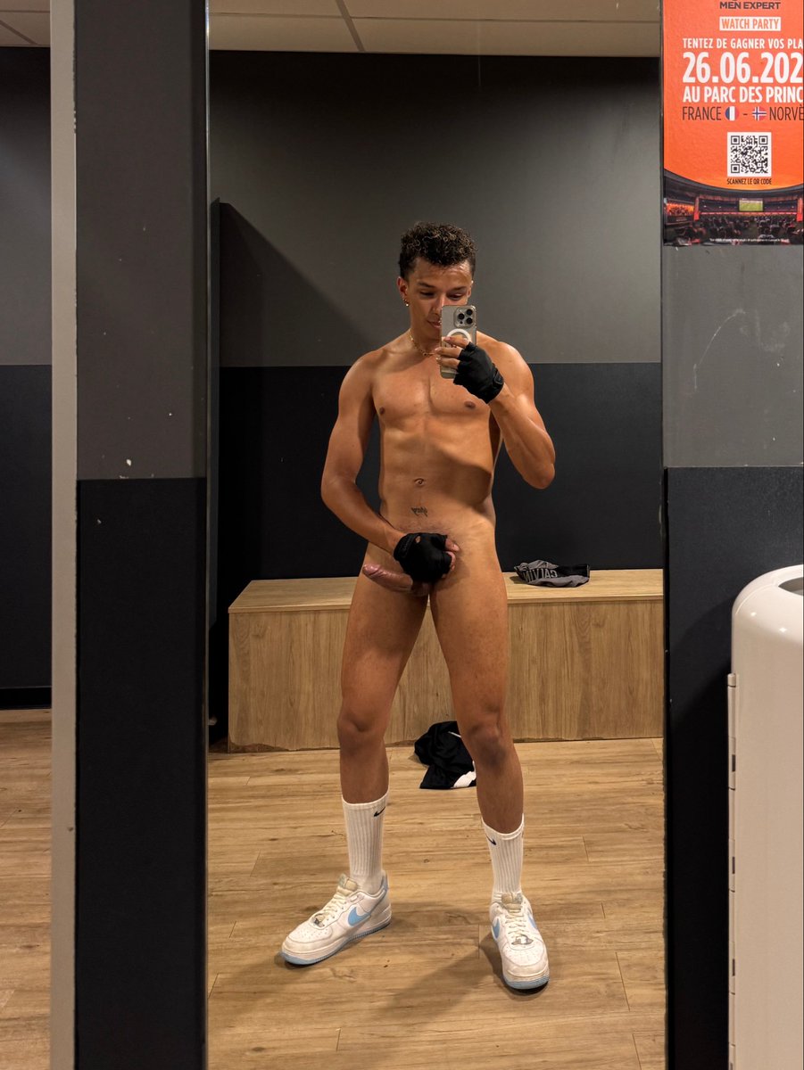 Yohan_dams's tweet photo. Dommage d’être seul dans les vestiaires 😈 https://t.co/HpKzwcTIQE