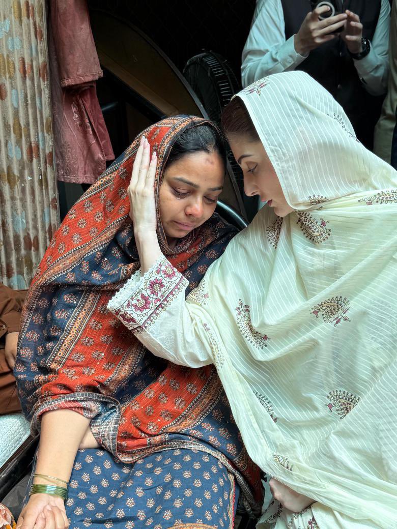 chsandhilaa's tweet photo. کبھی کبھی ایک کندھے کا سہارا دل کے بے شمار غم ہلکے کر دیتا ہے، مگر ماں کے دل کا درد صرف ایک ماں ہی پوری طرح محسوس کر سکتی ہے۔ ماں کی ممتا، اس کا دکھ اور اس کی خاموش دعائیں https://t.co/YJqyzodz2c