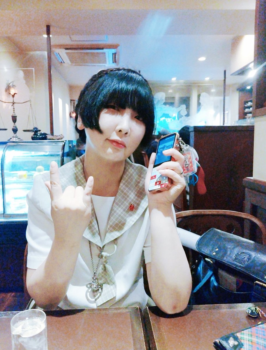 S3U8q's tweet photo. ガラケー使ってる平成の女子高生風写真
まぁスマホ出始めでキョーセラのHONEY BEEっていうPHS(2011年~2020年使用)とスマホの2台持ち、まさにわたし平成はこんな姿だったよ~
今は同メーカーのauのINFOBARに乗り替えて、2020年~使ってる
ガラケーは素晴らしき平成レトロだよ!
#ガラケー #INFOBAR https://t.co/6m1MNCSJ0j
