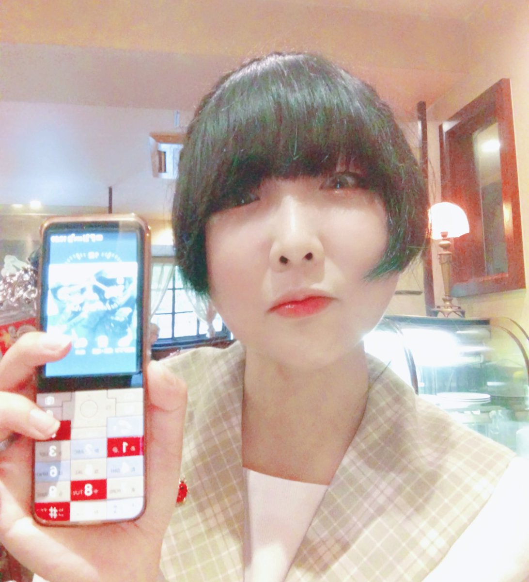 S3U8q's tweet photo. ガラケー使ってる平成の女子高生風写真
まぁスマホ出始めでキョーセラのHONEY BEEっていうPHS(2011年~2020年使用)とスマホの2台持ち、まさにわたし平成はこんな姿だったよ~
今は同メーカーのauのINFOBARに乗り替えて、2020年~使ってる
ガラケーは素晴らしき平成レトロだよ!
#ガラケー #INFOBAR https://t.co/6m1MNCSJ0j