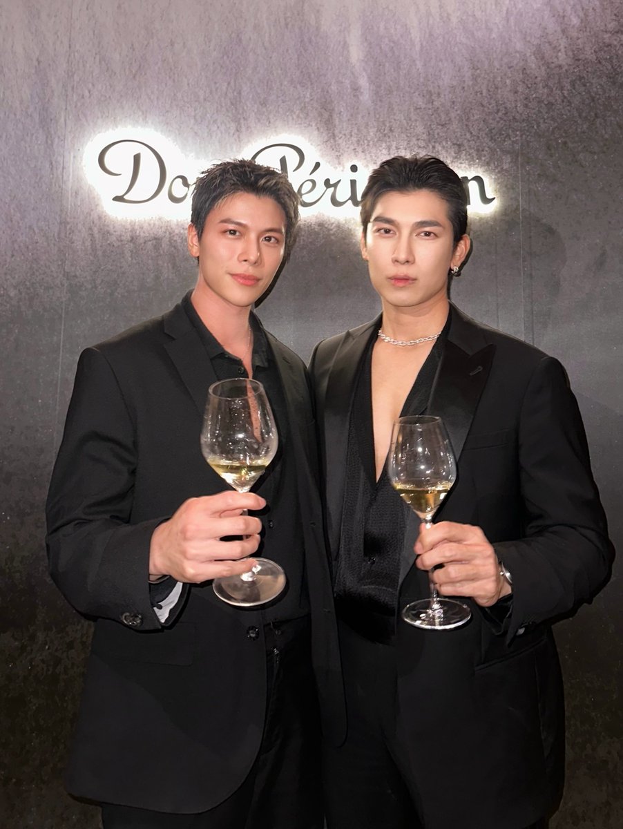 MonnoMew's tweet photo. " good seeing u again bro 🫶🏻 @MSuppasit "

" since before i became a monk 🤣 "

" lor sood sood "

#MewSuppasit 
#มิวศุภศิษฏ์ 
@MSuppasit •ᴗ•⚝ https://t.co/amFD1WjXYR