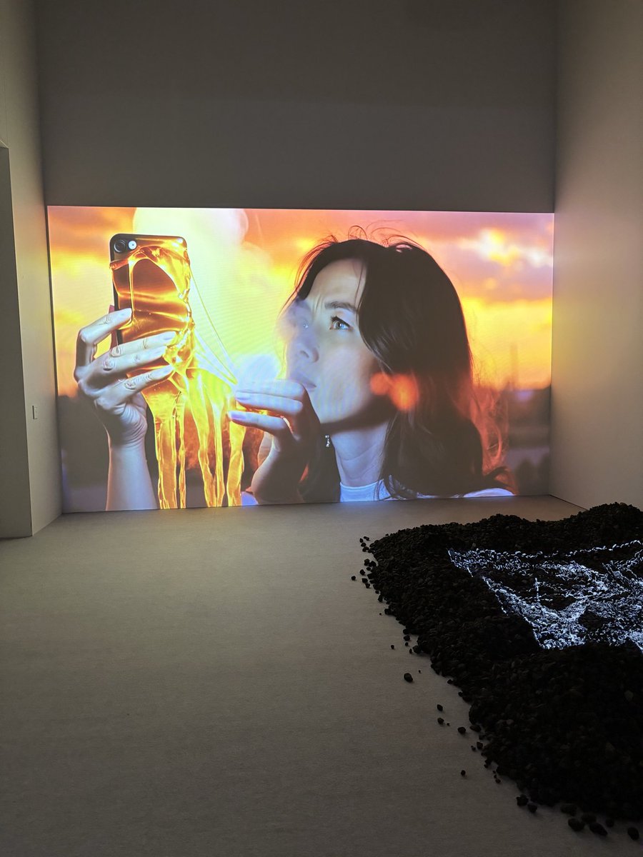 tokyoartmuseum's tweet photo. トニー・アウスラー展（9/24まで）
@tokyonode 

TOKYO NODEの内覧会に招待いただきました。

端的に言うと「見えるものを信じていいのか？」を、映像・音・彫刻・空間全体で問いかける展覧会。

いちばん大きな軸は、人間の知覚のあやうさ。私たちが「見たもの」に勝手に意味を与えたり、真実らしさを感じたり、逆に不安を覚えたりすることです。

《穴から吊り上げられて》では、偽の巨人事件を通して、フェイクニュースや陰謀論の時代に、私たちは何を本物として信じてしまうのかを問うていました。

もうひとつ印象的なのは、テクノロジーとオカルトが近い場所に置かれていたこと。科学的なものと非科学的なものを分けるのではなく、どちらも「人間が見えないものを理解しようとする方法」として並べている感じがしました。

作品の見た目は、ポップで少し可愛く、でもどこか不気味。その「かわいい」と「こわい」の間に、アウスラーらしさがあるかと。

難解に見えますが、入口はとてもシンプルで、「自分は今、何を見たと思い込んでいるのか？」と考えながら見ると、楽しめるかと思いました。

#PR
#アウスラー展
#TOKYONODE
#虎ノ門ヒルズ
#トニーアウスラー

https://t.co/AdXMh4pLve