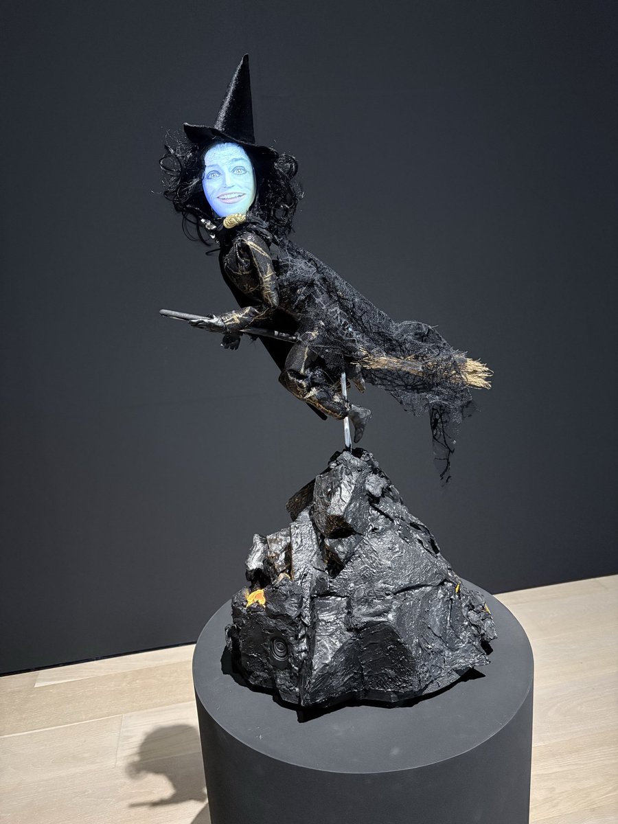 tokyoartmuseum's tweet photo. トニー・アウスラー展（9/24まで）
@tokyonode 

TOKYO NODEの内覧会に招待いただきました。

端的に言うと「見えるものを信じていいのか？」を、映像・音・彫刻・空間全体で問いかける展覧会。

いちばん大きな軸は、人間の知覚のあやうさ。私たちが「見たもの」に勝手に意味を与えたり、真実らしさを感じたり、逆に不安を覚えたりすることです。

《穴から吊り上げられて》では、偽の巨人事件を通して、フェイクニュースや陰謀論の時代に、私たちは何を本物として信じてしまうのかを問うていました。

もうひとつ印象的なのは、テクノロジーとオカルトが近い場所に置かれていたこと。科学的なものと非科学的なものを分けるのではなく、どちらも「人間が見えないものを理解しようとする方法」として並べている感じがしました。

作品の見た目は、ポップで少し可愛く、でもどこか不気味。その「かわいい」と「こわい」の間に、アウスラーらしさがあるかと。

難解に見えますが、入口はとてもシンプルで、「自分は今、何を見たと思い込んでいるのか？」と考えながら見ると、楽しめるかと思いました。

#PR
#アウスラー展
#TOKYONODE
#虎ノ門ヒルズ
#トニーアウスラー

https://t.co/AdXMh4pLve