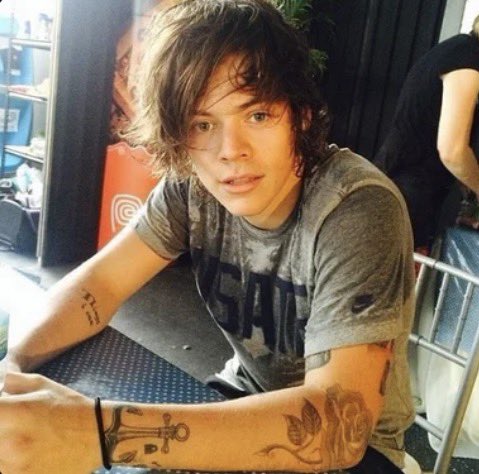 Little_Freak17's tweet photo. My brain always glitches when I see a Harry pic that looks like it’s from three different eras https://t.co/26H9HcQIov