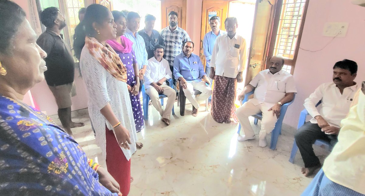 DharmareddyTRS's tweet photo. హనుమకొండ జిల్లా పరకాల నియోజకవర్గం దామెర మండలం దుర్గంపేట,సీతారాంపురం గ్రామాలలో ఇటీవలే మృతిచెందిన గడ్డం మల్లయ్య,పెండ్లి అనుదీప్ కుటుంబాలను పరామర్శించడం జరిగింది.
@BRSparty
#ChallaDharmaReddy #BRS #Parakala #Damera #Durgampet #Seetharampuram #Condolences #WithThePeople https://t.co/DQit9IfGNx