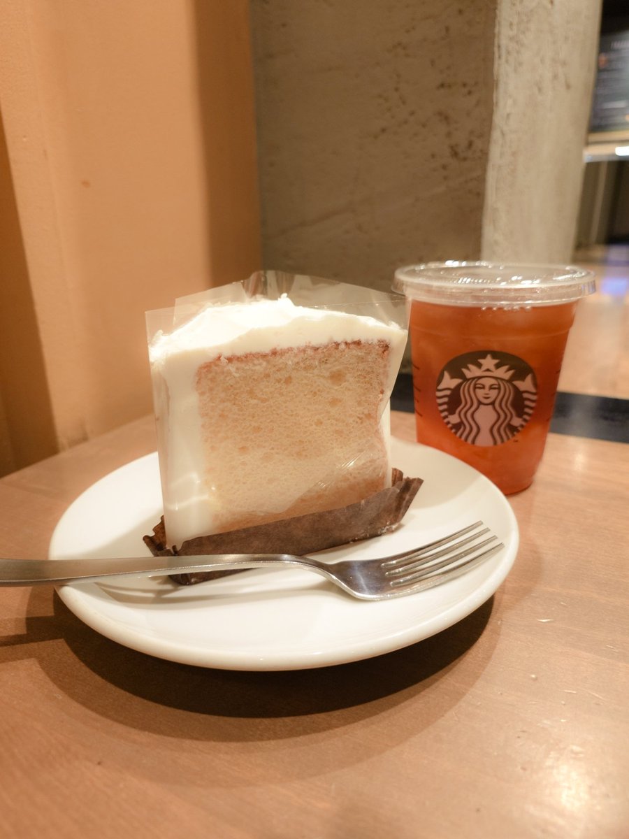Shiii11732's tweet photo. スタバのクラフトジューシーピーチティー🍑✨
ハチミツ入れたらもっと美味しかった😋
シフォンケーキも🍰 https://t.co/Um8IAfOezs