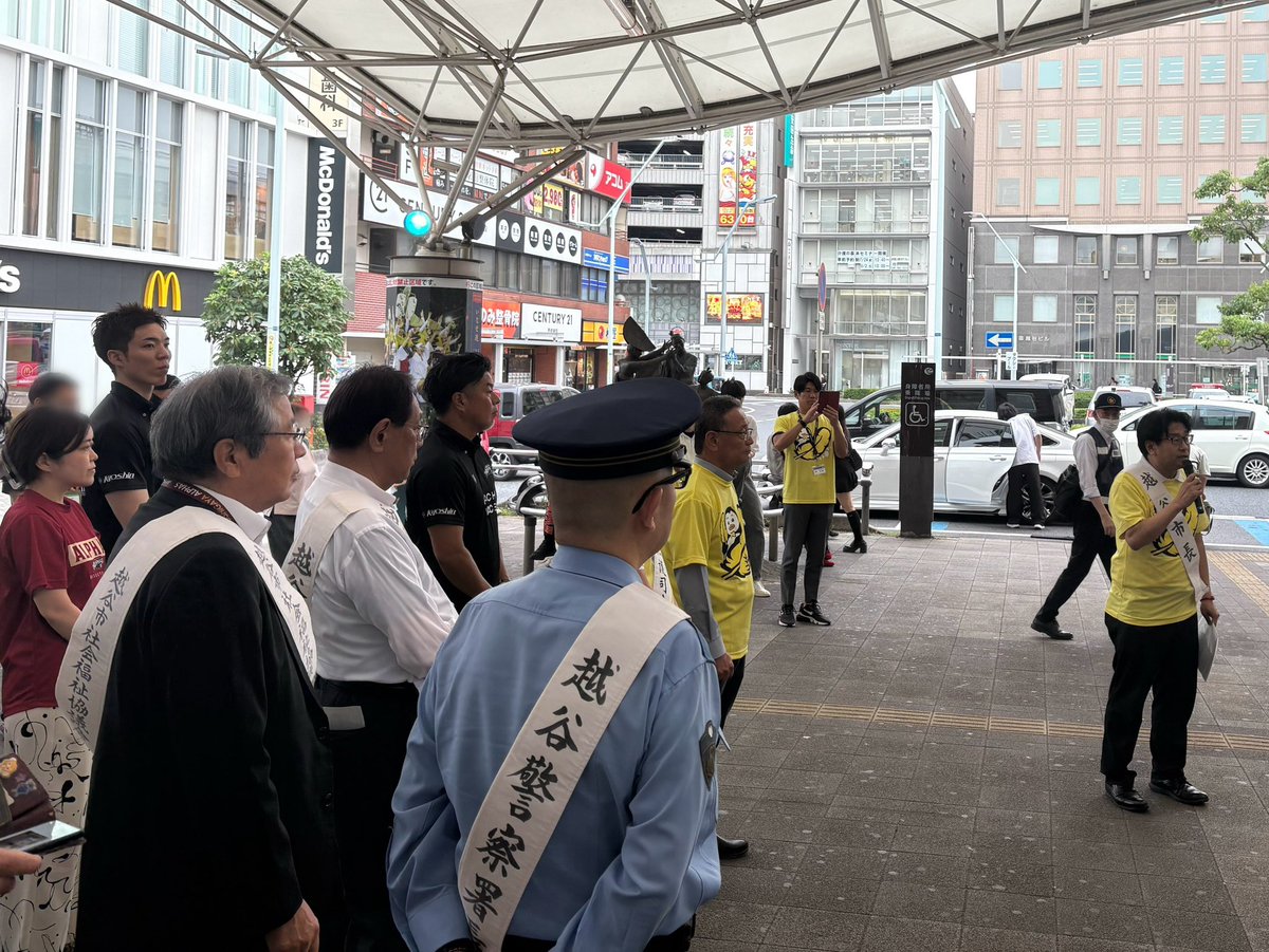 KoshigayaAlphas's tweet photo. 【越谷市 社会を明るくする運動・青少年非行化防止】

先日、#社会を明るくする運動 の啓発活動にクラブ代表の上原 和人と #10 三ツ井 利也選手が参加しました。

啓発品を配布させていただき、地域の皆様と交流を深める機会となりました。
新シーズンに向けて、今後も地域の皆様とのつながりを大切にし、地域貢献に努めてまいります！

▼活動の詳細はこちら
🔗 https://t.co/cnjW2zlYHj

#越谷アルファーズ #Bリーグ