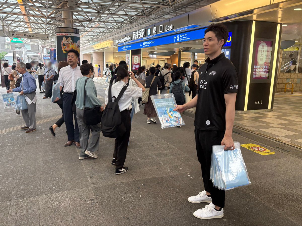 KoshigayaAlphas's tweet photo. 【越谷市 社会を明るくする運動・青少年非行化防止】

先日、#社会を明るくする運動 の啓発活動にクラブ代表の上原 和人と #10 三ツ井 利也選手が参加しました。

啓発品を配布させていただき、地域の皆様と交流を深める機会となりました。
新シーズンに向けて、今後も地域の皆様とのつながりを大切にし、地域貢献に努めてまいります！

▼活動の詳細はこちら
🔗 https://t.co/cnjW2zlYHj

#越谷アルファーズ #Bリーグ