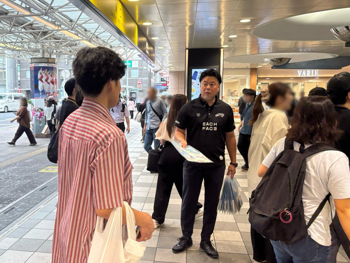 KoshigayaAlphas's tweet photo. 【越谷市 社会を明るくする運動・青少年非行化防止】

先日、#社会を明るくする運動 の啓発活動にクラブ代表の上原 和人と #10 三ツ井 利也選手が参加しました。

啓発品を配布させていただき、地域の皆様と交流を深める機会となりました。
新シーズンに向けて、今後も地域の皆様とのつながりを大切にし、地域貢献に努めてまいります！

▼活動の詳細はこちら
🔗 https://t.co/cnjW2zlYHj

#越谷アルファーズ #Bリーグ