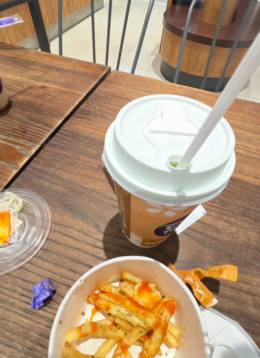 1423ldh's tweet photo. gue dengan jasmine silken milk tea + less sugar + extra ice itu https://t.co/vLDISV4fnW
