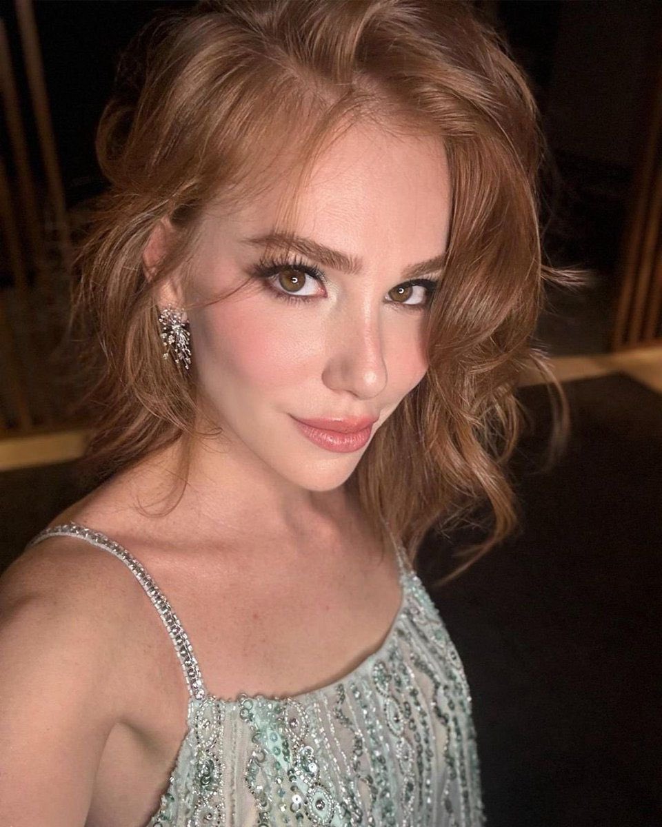 solcugazete60's tweet photo. Elçin Sangu: 

"Gösterinin adını boşuna 'Ölü Deniz' koymamış çocuk. 

Gerçekten mizahın, sanatın, eleştirinin ve kamusal aklın tamamen öldüğü bir denizde yüzüyoruz şu an." https://t.co/CwIynCNYPK