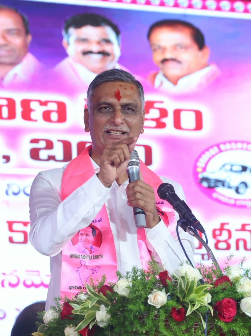HarishRaoOffice's tweet photo. సంగారెడ్డి నియోజకవర్గ బీఆర్ఎస్ పార్టీ కార్యకర్తల ఆత్మీయ సమావేశంలో పాల్గొన్న మాజీ మంత్రి, బీఆర్ఎస్ డిప్యూటీ ఫ్లోర్ లీడర్ @BRSHarish గారు. 

✳️ జూపల్లి కృష్ణారావు మళ్లీ ప్రెస్ మీట్ పెట్టిండు. నిన్న వాళ్లు గోల్ కొడుదాం అనుకుంటే సెల్ఫ్ గోల్ అయిపోయింది. అందుకే డ్యామేజ్ కంట్రోల్ మొదలు పెట్టిర్రు. అందులో కూడా పప్పులో కాలు వేసిర్రు. దాని సంగతి ఏందో చూద్దాం.

✳️ మొన్న సవాల్ విసిరి నిన్న తోక ముడిచి నాకు వాట్సాప్‌లో ఒక ఉత్తరం పెట్టిండు. పూటకో సవాలు.. రోజుకో అడ్రస్ లెక్క ఉంది జూపల్లి సంగతి. మొదలేమో తెలంగాణ భవన్ అన్నడు.. తర్వాత అమరవీరుల స్థూపం అన్నడు.. ఇప్పుడేమో సోమాజిగూడ ప్రెస్ క్లబ్ అంటుండు.

✳️ ముందు నన్ను, కేటీఆర్‌ను చర్చకు రమ్మన్నాడు.. ఇప్పుడు కేసీఆర్‌ను రావాలంటున్నారు.

✳️ 2023 డిసెంబర్ నుండి 2026 జూన్ వరకు రాష్ట్ర ప్రభుత్వం ఎఫ్ఆర్బీఎం కింద తెచ్చిన అప్పు రూ.1,86,087 కోట్లు అయితే.. ఆయన నాకు రాసిన ఉత్తరంలో రూ.1,77,058 కోట్లు అని చెప్తుండు. మరి ఆ 10 వేల కోట్లు ఎక్కడికి పోయినయి?

✳️ మార్చి 18, 2026 నాడు అసెంబ్లీలో నేను గట్టిగా నిలదీస్తే రేవంత్ రెడ్డి మాట్లాడుతూ.. మా ప్రభుత్వం 27 నెలల్లో చేసిన అప్పు రూ.3,47,294 కోట్లు అని అసెంబ్లీ సాక్షిగా చెప్పిండు. ఇందులో ఏది నిజం?

✳️ 4 నెలల కింద ముఖ్యమంత్రి రేవంత్ రెడ్డి చెప్పింది నిజమా? మంత్రి జూపల్లి కృష్ణారావు చెప్పింది నిజమా? అంటే ఇప్పుడు రాజీనామా ఎవరు చేయాలి?

✳️ పాలమూరు బిడ్డవైతే.. పౌరుషం ఉంటే, చీము నెత్తురు ఉంటే వెంటనే రాజీనామా చెయ్యి మిస్టర్ జూపల్లి.

✳️ నువ్వు కాదు, మీ ముఖ్యమంత్రి, ఆర్థికమంత్రి, మొత్తం మీ క్యాబినెట్‌ను కూసోబెట్టి నిండు అసెంబ్లీలో బీఆర్ఎస్ చేసిన అప్పు 4 లక్షల కోట్లే అని నిరూపించిన, మీ అబద్ధాలను కడిగి పారేసిన.

✳️ ఇప్పుడేదో వచ్చి చర్చిద్దాం అంటున్నవ్, అప్పుడు నేను సవాల్ చేస్తే అసెంబ్లీలోనే తలలు కిందవేసుకోని సప్పుడు చేయలేదు. సీనియర్ మంత్రి అంటూనే మీ క్యాబినెట్ ఎంత అప్పు చేసిందో తెల్వదా?

✳️ కాగ్ రిపోర్టు కూడా బీఆర్ఎస్ ప్రభుత్వం చేసిన అప్పు రూ.4.15 లక్షల కోట్లు అని అసెంబ్లీలో చెప్పింది. నేనూ చెప్పింది, కాగ్ చెప్పింది ఒక్కటే. అబద్ధాలు చెబుతూ గోబెల్స్ ప్రచారం చేస్తున్నారు.

✳️ జూపల్లి గారు నేను అసెంబ్లీలో మాట్లాడిన వీడియో, రేవంత్ రెడ్డి మాట్లాడిన వీడియో, ఆర్బీఐ లెక్కలు మీకు వాట్సాప్‌లో పంపుతున్నా. చదువుకో.. చీము నెత్తురు ఉంటే రాజీనామా చేయాలని సవాల్ విసురుతున్నా.

✳️ బీఆర్ఎస్ హయాంలో కేసీఆర్ గారి ఆశీర్వాదంతో మన సంగారెడ్డి జిల్లా, సదాశివపేట నియోజకవర్గానికి ప్రత్యేక అభివృద్ధి నిధుల ద్వారా నిధులు తీసుకొచ్చాం.

✳️ కానీ కాంగ్రెస్ ప్రభుత్వం అధికారంలోకి వచ్చిన తర్వాత కేసీఆర్ హయాంలో మంజూరైన ఎస్డీఎఫ్ నిధులను కూడా వెనక్కి తీసుకునే పరిస్థితి వచ్చింది.

✳️ అదే విధంగా సంగమేశ్వర–బసవేశ్వర ప్రాజెక్టు ద్వారా నాలుగు లక్షల ఎకరాలకు సాగునీరు అందించే అవకాశం ఉండగా, కాంగ్రెస్ ప్రభుత్వం ఆ ప్రాజెక్టును అటకెక్కించి సంగారెడ్డి జిల్లాకు తీవ్ర అన్యాయం చేస్తోంది.

✳️ రేపు ఏడు మండలాల ప్రజలు ఇబ్బందులు పడాల్సిన పరిస్థితి ఉంది. సంగమేశ్వర ప్రాజెక్టు గురించి, బసవేశ్వర ప్రాజెక్టు గురించి జిల్లా కాంగ్రెస్ ఎమ్మెల్యేలు ఒక్కరోజైనా మాట్లాడారా?

✳️ జిల్లాకు చెందిన మంత్రి ఈ అంశంపై ఎందుకు మాట్లాడటం లేదు? మీ నియోజకవర్గాల్లో ఉన్న ప్రాజెక్టులకు నిధులు ఇస్తే, మా సంగారెడ్డి జిల్లాకు, మా రైతులకు ఉపయోగపడే సంగమేశ్వర–బసవేశ్వర ప్రాజెక్టులకు ఎందుకు నిధులు ఇవ్వడం లేదు?

✳️ తక్షణమే ఈ ప్రాజెక్టులకు నిధులు కేటాయించి పనులు ప్రారంభించాలి. లేకపోతే బీఆర్ఎస్ పార్టీ ఆధ్వర్యంలో సంగారెడ్డి జిల్లాలో పెద్ద ఎత్తున ఉద్యమాలు, పాదయాత్రలు నిర్వహించడానికి సిద్ధంగా ఉన్నాం.

✳️ సింగూరు ప్రాజెక్టు సంగారెడ్డి జిల్లాకే కాదు, హైదరాబాద్‌కు తాగునీరు అందించే కీలకమైన ప్రాజెక్టు. ఇప్పటికైనా తక్షణమే మరమ్మతులు చేపట్టాలి.

✳️ మూసీ సుందరీకరణ పేరుతో హడావుడి చేస్తున్న ప్రభుత్వం మల్లన్నసాగర్ గురించి ఎందుకు మాట్లాడటం లేదు? ఆ మల్లన్నసాగర్ నుంచి హైదరాబాద్‌కు తాగునీరు, మూసీకి నీళ్లు వెళ్తున్నాయంటే అది కేసీఆర్ గారు, బీఆర్ఎస్ ప్రభుత్వం చేసిన కృషే.

✳️ మల్లన్నసాగర్ రేవంత్ రెడ్డి అయ్య కట్టాడా? ఈరోజు హైదరాబాద్‌కు అది పెద్ద దిక్కుగా మారిందంటే అది కేసీఆర్ గారి చలువే.