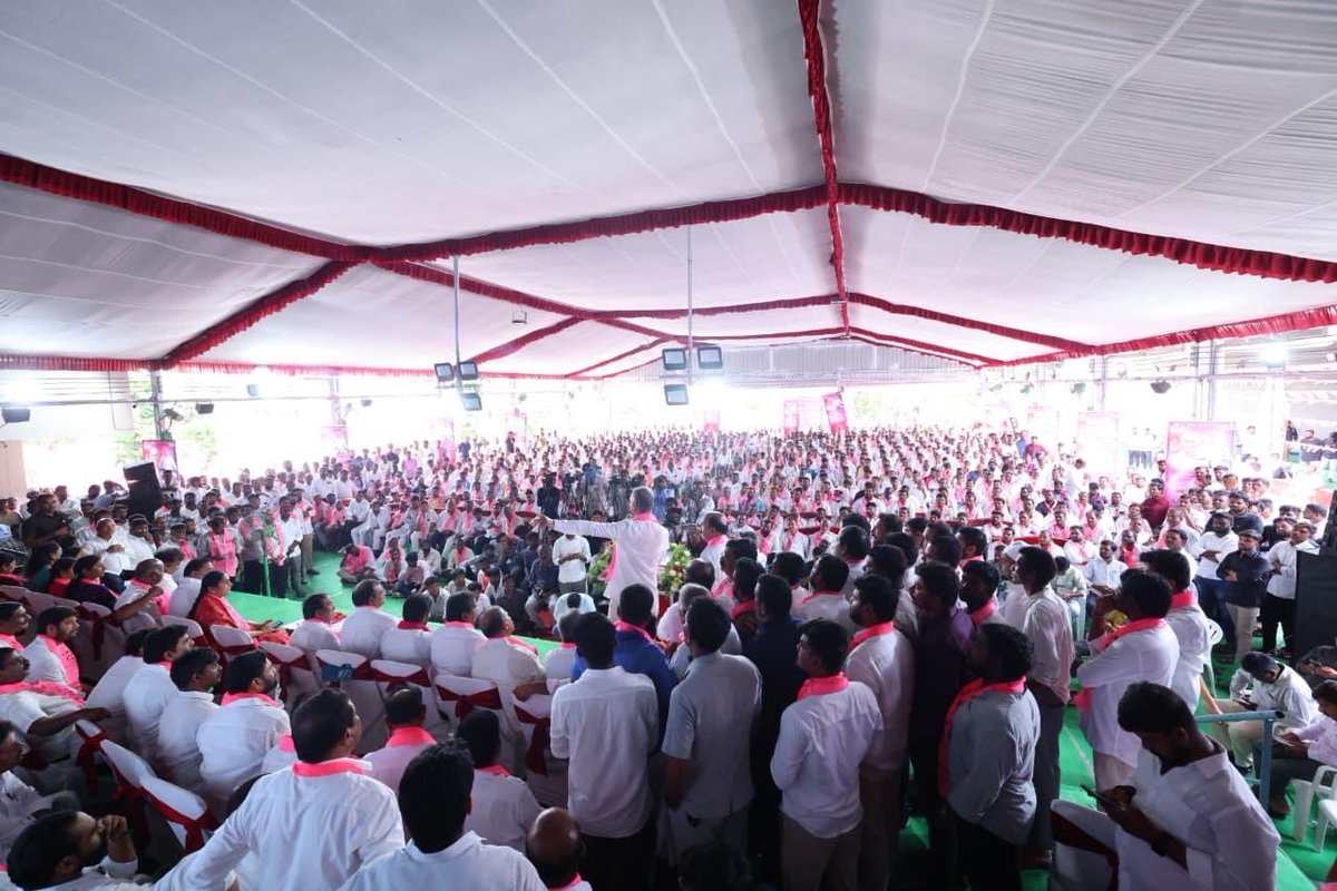 HarishRaoOffice's tweet photo. సంగారెడ్డి నియోజకవర్గ బీఆర్ఎస్ పార్టీ కార్యకర్తల ఆత్మీయ సమావేశంలో పాల్గొన్న మాజీ మంత్రి, బీఆర్ఎస్ డిప్యూటీ ఫ్లోర్ లీడర్ @BRSHarish గారు. 

✳️ జూపల్లి కృష్ణారావు మళ్లీ ప్రెస్ మీట్ పెట్టిండు. నిన్న వాళ్లు గోల్ కొడుదాం అనుకుంటే సెల్ఫ్ గోల్ అయిపోయింది. అందుకే డ్యామేజ్ కంట్రోల్ మొదలు పెట్టిర్రు. అందులో కూడా పప్పులో కాలు వేసిర్రు. దాని సంగతి ఏందో చూద్దాం.

✳️ మొన్న సవాల్ విసిరి నిన్న తోక ముడిచి నాకు వాట్సాప్‌లో ఒక ఉత్తరం పెట్టిండు. పూటకో సవాలు.. రోజుకో అడ్రస్ లెక్క ఉంది జూపల్లి సంగతి. మొదలేమో తెలంగాణ భవన్ అన్నడు.. తర్వాత అమరవీరుల స్థూపం అన్నడు.. ఇప్పుడేమో సోమాజిగూడ ప్రెస్ క్లబ్ అంటుండు.

✳️ ముందు నన్ను, కేటీఆర్‌ను చర్చకు రమ్మన్నాడు.. ఇప్పుడు కేసీఆర్‌ను రావాలంటున్నారు.

✳️ 2023 డిసెంబర్ నుండి 2026 జూన్ వరకు రాష్ట్ర ప్రభుత్వం ఎఫ్ఆర్బీఎం కింద తెచ్చిన అప్పు రూ.1,86,087 కోట్లు అయితే.. ఆయన నాకు రాసిన ఉత్తరంలో రూ.1,77,058 కోట్లు అని చెప్తుండు. మరి ఆ 10 వేల కోట్లు ఎక్కడికి పోయినయి?

✳️ మార్చి 18, 2026 నాడు అసెంబ్లీలో నేను గట్టిగా నిలదీస్తే రేవంత్ రెడ్డి మాట్లాడుతూ.. మా ప్రభుత్వం 27 నెలల్లో చేసిన అప్పు రూ.3,47,294 కోట్లు అని అసెంబ్లీ సాక్షిగా చెప్పిండు. ఇందులో ఏది నిజం?

✳️ 4 నెలల కింద ముఖ్యమంత్రి రేవంత్ రెడ్డి చెప్పింది నిజమా? మంత్రి జూపల్లి కృష్ణారావు చెప్పింది నిజమా? అంటే ఇప్పుడు రాజీనామా ఎవరు చేయాలి?

✳️ పాలమూరు బిడ్డవైతే.. పౌరుషం ఉంటే, చీము నెత్తురు ఉంటే వెంటనే రాజీనామా చెయ్యి మిస్టర్ జూపల్లి.

✳️ నువ్వు కాదు, మీ ముఖ్యమంత్రి, ఆర్థికమంత్రి, మొత్తం మీ క్యాబినెట్‌ను కూసోబెట్టి నిండు అసెంబ్లీలో బీఆర్ఎస్ చేసిన అప్పు 4 లక్షల కోట్లే అని నిరూపించిన, మీ అబద్ధాలను కడిగి పారేసిన.

✳️ ఇప్పుడేదో వచ్చి చర్చిద్దాం అంటున్నవ్, అప్పుడు నేను సవాల్ చేస్తే అసెంబ్లీలోనే తలలు కిందవేసుకోని సప్పుడు చేయలేదు. సీనియర్ మంత్రి అంటూనే మీ క్యాబినెట్ ఎంత అప్పు చేసిందో తెల్వదా?

✳️ కాగ్ రిపోర్టు కూడా బీఆర్ఎస్ ప్రభుత్వం చేసిన అప్పు రూ.4.15 లక్షల కోట్లు అని అసెంబ్లీలో చెప్పింది. నేనూ చెప్పింది, కాగ్ చెప్పింది ఒక్కటే. అబద్ధాలు చెబుతూ గోబెల్స్ ప్రచారం చేస్తున్నారు.

✳️ జూపల్లి గారు నేను అసెంబ్లీలో మాట్లాడిన వీడియో, రేవంత్ రెడ్డి మాట్లాడిన వీడియో, ఆర్బీఐ లెక్కలు మీకు వాట్సాప్‌లో పంపుతున్నా. చదువుకో.. చీము నెత్తురు ఉంటే రాజీనామా చేయాలని సవాల్ విసురుతున్నా.

✳️ బీఆర్ఎస్ హయాంలో కేసీఆర్ గారి ఆశీర్వాదంతో మన సంగారెడ్డి జిల్లా, సదాశివపేట నియోజకవర్గానికి ప్రత్యేక అభివృద్ధి నిధుల ద్వారా నిధులు తీసుకొచ్చాం.

✳️ కానీ కాంగ్రెస్ ప్రభుత్వం అధికారంలోకి వచ్చిన తర్వాత కేసీఆర్ హయాంలో మంజూరైన ఎస్డీఎఫ్ నిధులను కూడా వెనక్కి తీసుకునే పరిస్థితి వచ్చింది.

✳️ అదే విధంగా సంగమేశ్వర–బసవేశ్వర ప్రాజెక్టు ద్వారా నాలుగు లక్షల ఎకరాలకు సాగునీరు అందించే అవకాశం ఉండగా, కాంగ్రెస్ ప్రభుత్వం ఆ ప్రాజెక్టును అటకెక్కించి సంగారెడ్డి జిల్లాకు తీవ్ర అన్యాయం చేస్తోంది.

✳️ రేపు ఏడు మండలాల ప్రజలు ఇబ్బందులు పడాల్సిన పరిస్థితి ఉంది. సంగమేశ్వర ప్రాజెక్టు గురించి, బసవేశ్వర ప్రాజెక్టు గురించి జిల్లా కాంగ్రెస్ ఎమ్మెల్యేలు ఒక్కరోజైనా మాట్లాడారా?

✳️ జిల్లాకు చెందిన మంత్రి ఈ అంశంపై ఎందుకు మాట్లాడటం లేదు? మీ నియోజకవర్గాల్లో ఉన్న ప్రాజెక్టులకు నిధులు ఇస్తే, మా సంగారెడ్డి జిల్లాకు, మా రైతులకు ఉపయోగపడే సంగమేశ్వర–బసవేశ్వర ప్రాజెక్టులకు ఎందుకు నిధులు ఇవ్వడం లేదు?

✳️ తక్షణమే ఈ ప్రాజెక్టులకు నిధులు కేటాయించి పనులు ప్రారంభించాలి. లేకపోతే బీఆర్ఎస్ పార్టీ ఆధ్వర్యంలో సంగారెడ్డి జిల్లాలో పెద్ద ఎత్తున ఉద్యమాలు, పాదయాత్రలు నిర్వహించడానికి సిద్ధంగా ఉన్నాం.

✳️ సింగూరు ప్రాజెక్టు సంగారెడ్డి జిల్లాకే కాదు, హైదరాబాద్‌కు తాగునీరు అందించే కీలకమైన ప్రాజెక్టు. ఇప్పటికైనా తక్షణమే మరమ్మతులు చేపట్టాలి.

✳️ మూసీ సుందరీకరణ పేరుతో హడావుడి చేస్తున్న ప్రభుత్వం మల్లన్నసాగర్ గురించి ఎందుకు మాట్లాడటం లేదు? ఆ మల్లన్నసాగర్ నుంచి హైదరాబాద్‌కు తాగునీరు, మూసీకి నీళ్లు వెళ్తున్నాయంటే అది కేసీఆర్ గారు, బీఆర్ఎస్ ప్రభుత్వం చేసిన కృషే.

✳️ మల్లన్నసాగర్ రేవంత్ రెడ్డి అయ్య కట్టాడా? ఈరోజు హైదరాబాద్‌కు అది పెద్ద దిక్కుగా మారిందంటే అది కేసీఆర్ గారి చలువే.