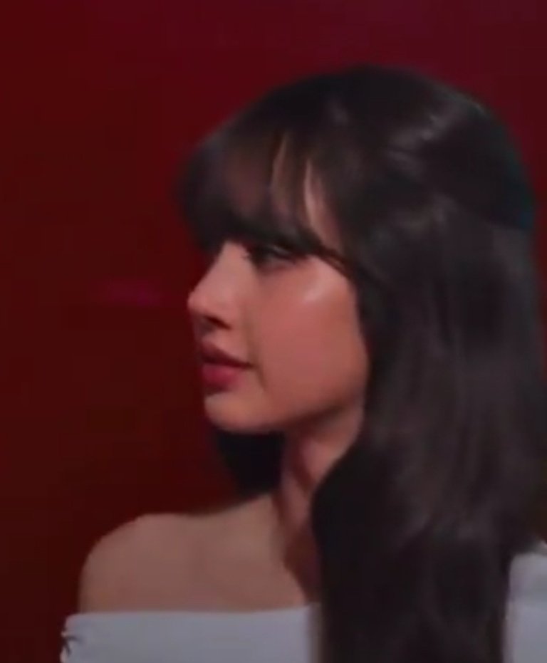 Just_lalisxp's tweet photo. this insane side profile https://t.co/yi8IUxkknv