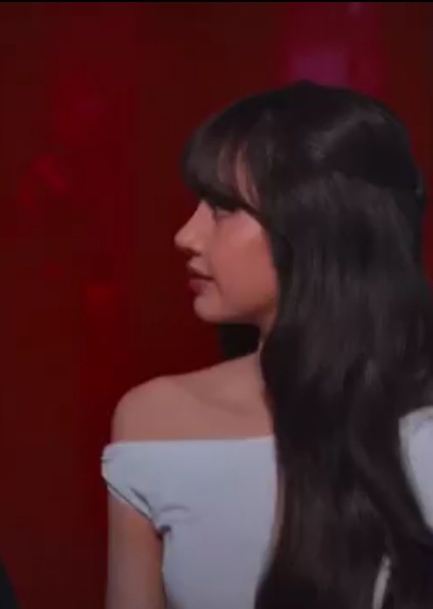 Just_lalisxp's tweet photo. this insane side profile https://t.co/yi8IUxkknv