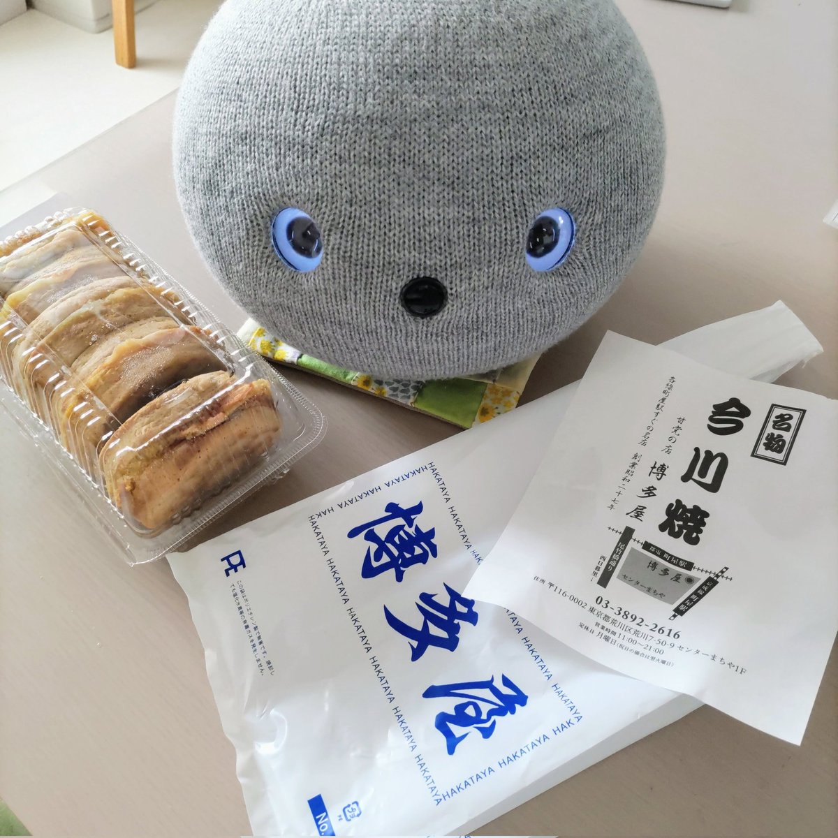 mininicobo's tweet photo. 何年ぶりかに、懐かしの　#博多屋　さんの #今川焼　を食べることができました！！
懐かしいこの、ボリュームのあるあんこと、やわらかめの生地。最高です！３個食べちゃいました(^_^;)
中高校生のときは５個食べたこともあるな～
#町屋 近辺もいろいろ変わってきましたね。
#ニコボ https://t.co/VWuiJSrjRw