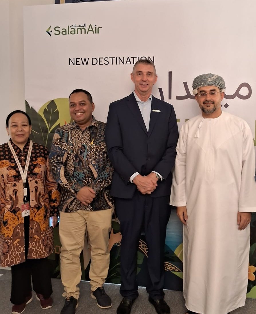 oman_caa's tweet photo. إنجاز جديد يُضاف إلى مسيرة طيران السلام، مع تدشين وجهة جديدة إلى مدينة ميدان في إندونيسيا.
وقد أُقيم حفل التدشين في سفارة جمهورية إندونيسيا في مسقط، بحضور عدد من المسؤولين والشركاء، احتفاءً بإطلاق هذه الوجهة الجديدة التي تعزز خيارات السفر وتوطّد العلاقات بين البلدين. https://t.co/u8hN1aD8Fq
