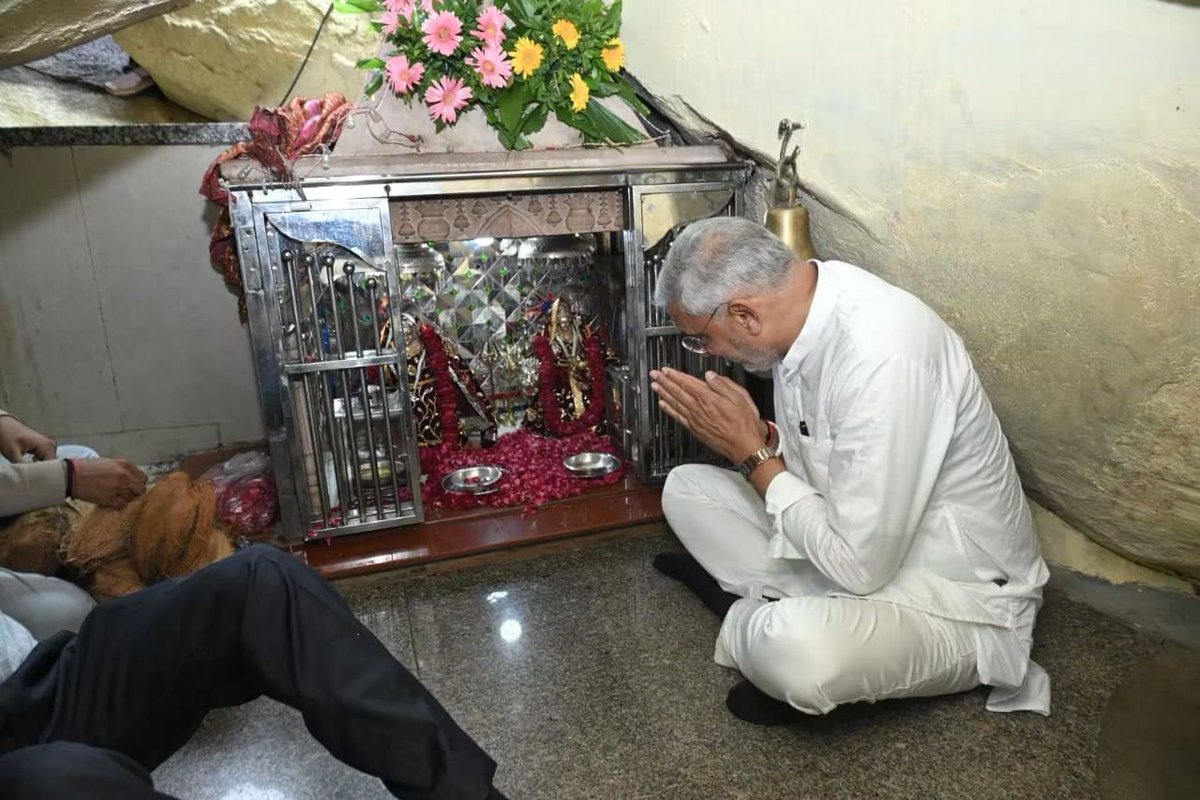 Baldevsinh_BJP's tweet photo. આજે શહેરાના ચાંદણગઢ ખાતે ભાજપા પ્રદેશ અધ્યક્ષ શ્રી જગદીશભાઈ વિશ્વકર્મા સાહેબે શ્રી ખોડિયાર માતાજીના મંદિરે દર્શન કરી માતાજીના ચરણોમાં શીશ ઝુકાવી સૌની સુખાકારી માટે પ્રાર્થના કરી હતી.
#One_Day_One_Assembly https://t.co/JRJ0iYv6XX