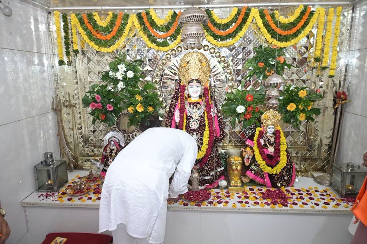 Baldevsinh_BJP's tweet photo. આજે શહેરાના ચાંદણગઢ ખાતે ભાજપા પ્રદેશ અધ્યક્ષ શ્રી જગદીશભાઈ વિશ્વકર્મા સાહેબે શ્રી ખોડિયાર માતાજીના મંદિરે દર્શન કરી માતાજીના ચરણોમાં શીશ ઝુકાવી સૌની સુખાકારી માટે પ્રાર્થના કરી હતી.
#One_Day_One_Assembly https://t.co/JRJ0iYv6XX
