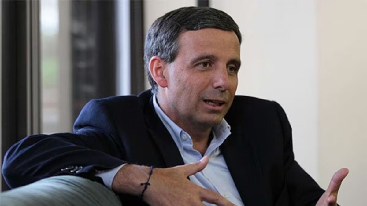 Horadelaverdad's tweet photo. #ENVIVO "La explosión de contratos justo antes de las elecciones ha despertado sospechas de un posible uso clientelista del Estado, mediante la entrega de empleos temporales a cambio de apoyos políticos.

Todo esto ocurre, además, en medio de la peor crisis fiscal que ha enfrentado Colombia en su historia reciente."  Miguel Gòmez Martínez- Ministro de Hacienda designado

¡Conéctese!

Escúchenos en:
YT
https://t.co/1BF6QHOoRx