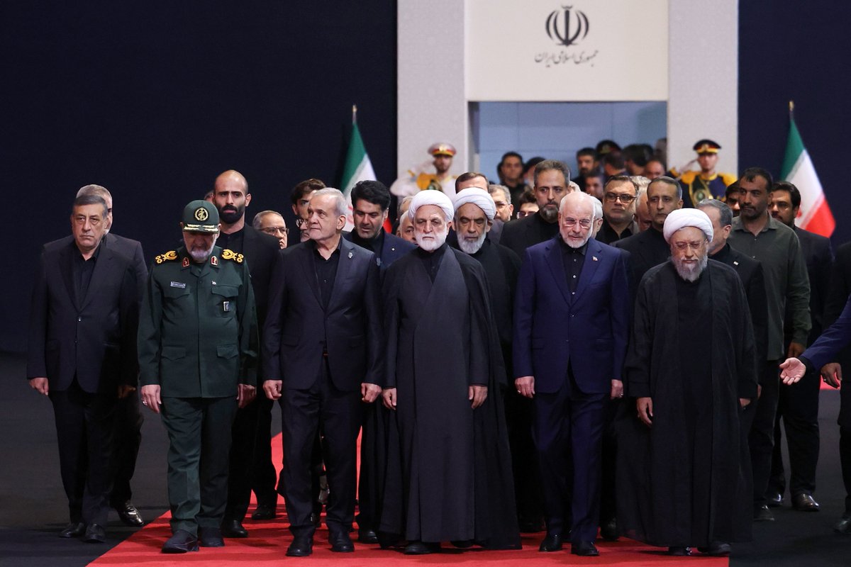 iripresident's tweet photo. 📸 #گزارش_تصویری | ادای احترام سران قوا و جمعی از مسئولان نظام بر پیکر مطهر رهبر شهید انقلاب

🔹 سران قوا و جمعی از مسئولان نظام با حضور در کنار پیکر مطهر رهبر شهید انقلاب، ضمن قرائت فاتحه، به مقام شامخ قائد شهید امت ادای احترام کردند.

📎 سایر تصاویر: https://t.co/VEVPoSqDuz https://t.co/3BG7hu1gRC