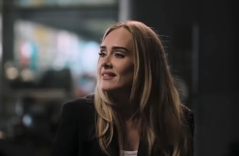 BuzzingPop's tweet photo. Adele paid visit to McLaren's Technology Center ahead of the F1 British Grand Prix. https://t.co/uHpHDr0z4t