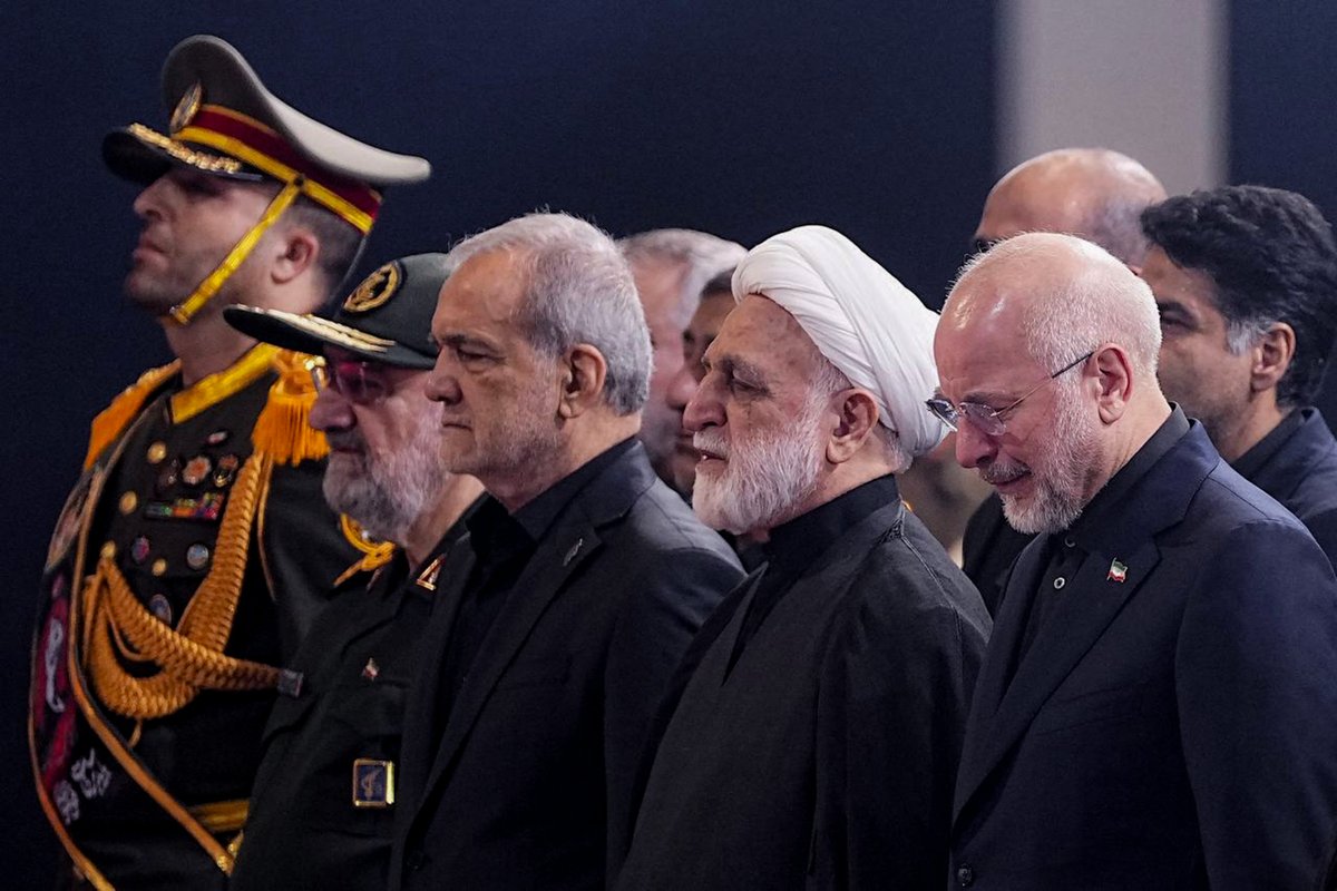 iripresident's tweet photo. 📸 #گزارش_تصویری | ادای احترام سران قوا و جمعی از مسئولان نظام بر پیکر مطهر رهبر شهید انقلاب

🔹 سران قوا و جمعی از مسئولان نظام با حضور در کنار پیکر مطهر رهبر شهید انقلاب، ضمن قرائت فاتحه، به مقام شامخ قائد شهید امت ادای احترام کردند.

📎 سایر تصاویر: https://t.co/VEVPoSqDuz https://t.co/3BG7hu1gRC