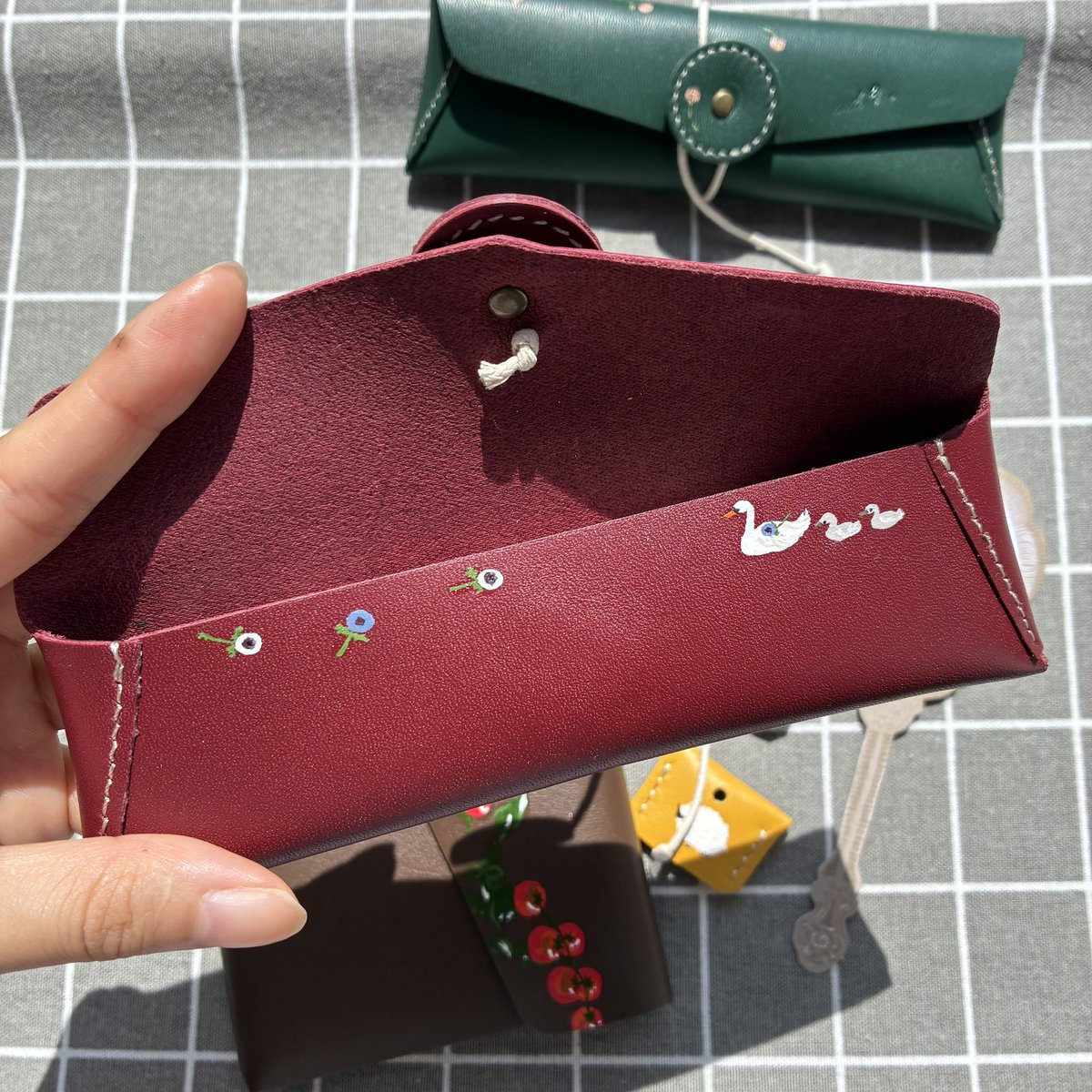 and_Ineko's tweet photo. お知らせ📢

マルシェにて、新色革の新作初お披露目いたします🪼🫧
一部をチラリ👀🐙🦢🍅

📍ハンドメイドバザールツイン21
7/11(土)11:00-17:00
大阪府　JR京橋より駅直結　徒歩7分ほど
室内で涼しいマルシェです✨ https://t.co/P55qwgXNcY