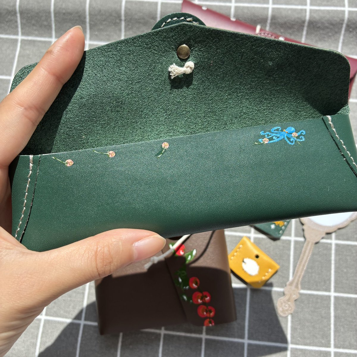 and_Ineko's tweet photo. お知らせ📢

マルシェにて、新色革の新作初お披露目いたします🪼🫧
一部をチラリ👀🐙🦢🍅

📍ハンドメイドバザールツイン21
7/11(土)11:00-17:00
大阪府　JR京橋より駅直結　徒歩7分ほど
室内で涼しいマルシェです✨ https://t.co/P55qwgXNcY
