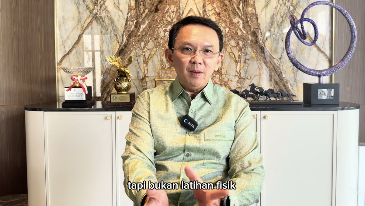LambeSahamjja's tweet photo. kritik ahok soal latihan militer untuk calon kopdes:
- Latihan fisik militer buat calon manajer koperasi itu salah kaprah
- mereka nanti kerja pakai otak, bukan otot.
- Sudah tew4s 5 orang baru kurikulum diubah
- bukti perencanaan asal-asalan.
- Seleksinya bahkan enggak tes fisik, lari aja susah 
- dipaksa masuk pasti ada korban.
- Yang penting itu dilatih anti-korupsi & integritas (psikotes), 
- bukan baris-berbaris
- kita bukan negara fasis.
- Kejadian begini bisa runtuhkan kepercayaan rakyat & investor, 
- dan kepercayaan itu modal paling utama sebuah negara.