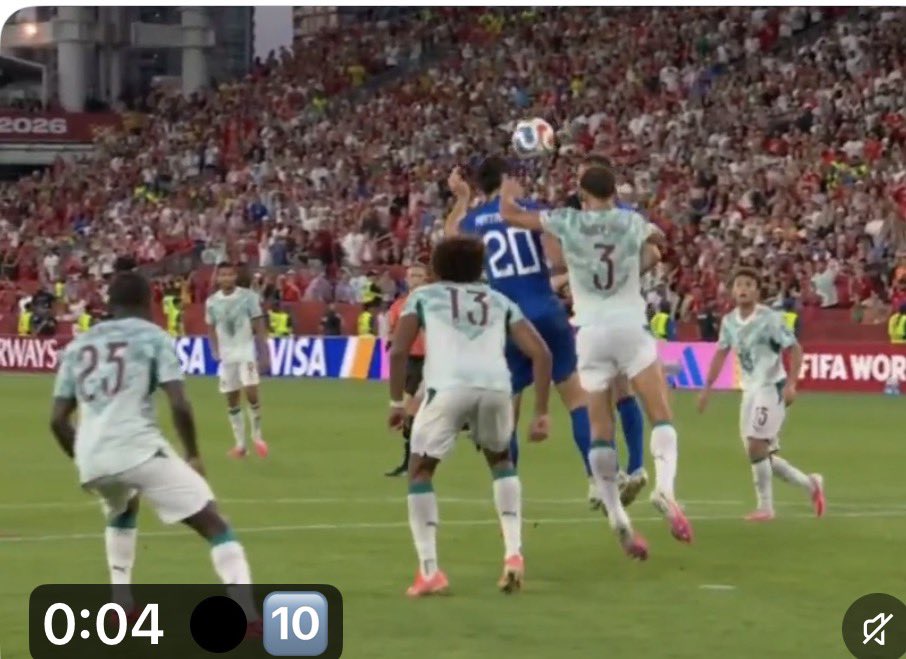 pisto_gol's tweet photo. Due belle partite rovinate dal Var, il #Senegal scippato di una vittoria meritata sul #Belgio, gol del 2:2 di Tielemans viziato da un fallo sul difendente e rigore che non c’era, la #Croazia🇭🇷 condannata da un gol annullato per un tocco di testa che la stessa #Fifa considera punibile solo se cambia la traiettoria del pallone ( e così non è) Molto male, direi, e le spiegazioni di #Collina-che si appella al sensore Trionda e non giudica fallosa la cintura con entrambe le braccia su #RVeiga non convincono.