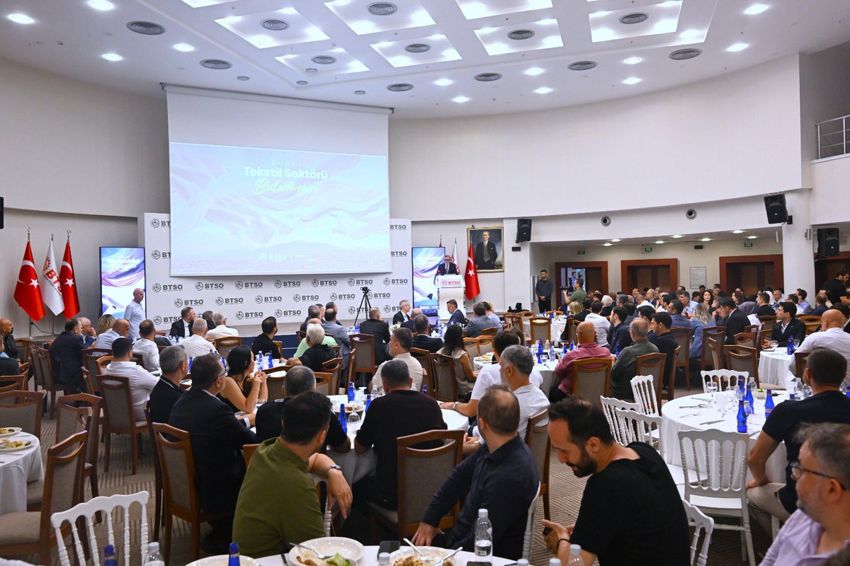 ibrahim_Burkay's tweet photo. Bursa Ticaret ve Sanayi Odası olarak, TETSİAD iş birliğinde düzenlediğimiz istişare toplantısında ev tekstili sektörümüzün kıymetli temsilcileriyle bir araya geldik.

TETSİAD Başkanımız Murat Şahinler, yönetim kurulu üyeleri ve Bursa'daki TETSİAD üyelerimizin yanı sıra TİM Tekstil ve Hammaddeleri Sektör Konseyi Başkanımız Ahmet Öksüz, İTHİB Başkanımız Ahmet Şişman, ASKON Genel Başkanımız Orhan Aydın, UTİB Başkan Yardımcımız Ersan Özsoy, ihracatçı birlik ve derneklerimizin yönetim kurulu üyeleri ile sektör temsilcilerimizin katılımıyla gerçekleştirdiğimiz toplantıda Bursa’da ev tekstili sektörümüzün geleceğine yönelik katma değerli üretim ve dönüşüm odaklı 2030 Vizyonumuzu paylaştık. 

Vizyonumuza ve projelerimize en güçlü şekilde destek veren ve yanımızda yer alan tüm kıymetli dostlarımıza teşekkür ediyorum.