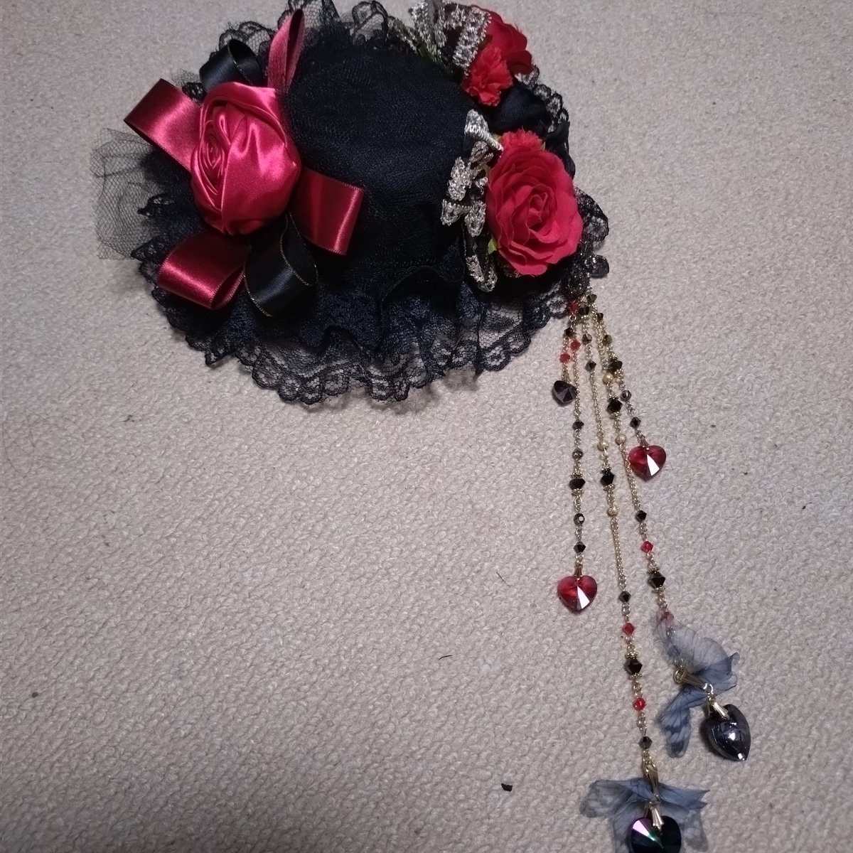 heresy22905's tweet photo. 明日はこのRoseZipangu様（＠RoseZipangu）のハット＋ここたん様（＠cocotan66）をロマアラへお供します☺️✨
前回ゴスマでハット＋ヘアジュエリーの可愛さに気付いてしまった😂そして、ヘアジュエリーのカラバリが欲しいorカチューシャ気になる🤣 https://t.co/MWRcVtU040
