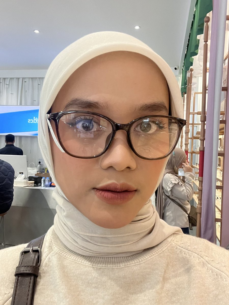 l00queenforcey's tweet photo. @womanfeeds_id pake punya wardahh, make up kalau ditambah itu diatasnya mantap https://t.co/tfPxvbgtDz