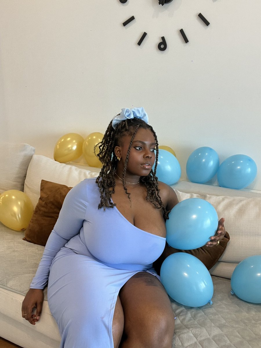Amaddream_'s tweet photo. Happy 20th birthday to my cousin!  🎉 https://t.co/r5Pt28Sa3r