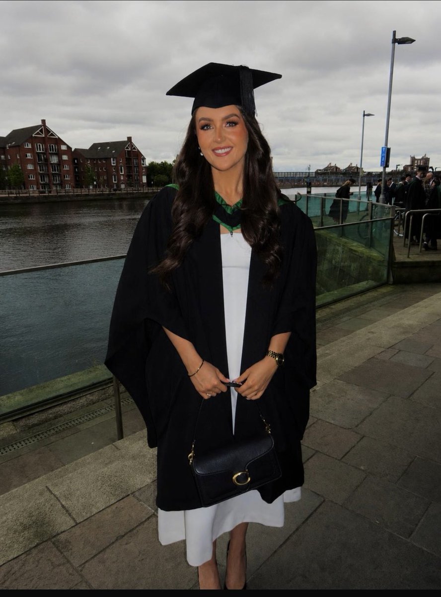 lismorecollege's tweet photo. 𝘾𝙚𝙡𝙚𝙗𝙧𝙖𝙩𝙞𝙣𝙜 𝙋𝙖𝙨𝙩 𝙋𝙪𝙥𝙞𝙡 𝙎𝙪𝙘𝙘𝙚𝙨𝙨: 🎓

Congratulations to past pupil Holly Brennan on her graduation from the University of Ulster. 

Holly achieved a First Class Honours Degree in Marketing &amp; Business &amp; received the Marketing Institute of Ireland award. https://t.co/93m46o5Bly