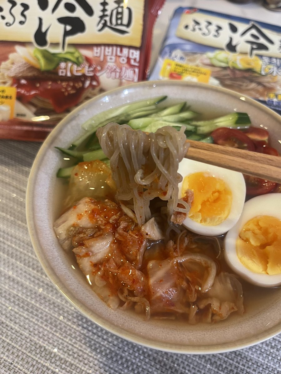 ricca_no_diary's tweet photo. 大人気の本格韓国冷麺【ふるる冷麺】🍜

私が愛してやまない辛ラーメンと同じメーカー「農心」の商品で、おうちで手軽に本格的な冷麺が楽しめちゃう！

🍽️ふるる冷麺 水冷麺
韓国特製トンチミ（大根の塩漬けからにじみ出たスープ）にリンゴ酢のさわやかな酸味が◎梨の甘みもあわさってさっぱりとした味！
脂質わずか『0.6g』！夏の暑い日でも罪悪感なくたべられちゃう！

🍽️ふるる冷麺 ビビン冷麺
特製ビビンジャンは、熟成したコチュジャンの旨味としっかりした辛と梨ピューレの爽やかな甘み、リンゴ酢の酸味がマッチしてめっちゃおいしい！本場のビビン麺を再現されてて最高！

一食でめちゃくちゃお腹いっぱいになる満足感抜群なパックで男子にもおすすめ。コストコ、カルディ、業務スーパーなどなどで気軽に買えるのも嬉しい！

@nongshimjapan 
#PR #ふるる冷麺 ＃韓国食品