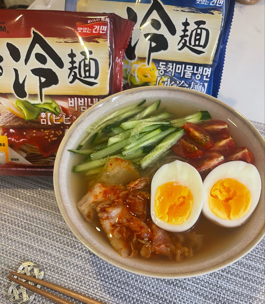 ricca_no_diary's tweet photo. 大人気の本格韓国冷麺【ふるる冷麺】🍜

私が愛してやまない辛ラーメンと同じメーカー「農心」の商品で、おうちで手軽に本格的な冷麺が楽しめちゃう！

🍽️ふるる冷麺 水冷麺
韓国特製トンチミ（大根の塩漬けからにじみ出たスープ）にリンゴ酢のさわやかな酸味が◎梨の甘みもあわさってさっぱりとした味！
脂質わずか『0.6g』！夏の暑い日でも罪悪感なくたべられちゃう！

🍽️ふるる冷麺 ビビン冷麺
特製ビビンジャンは、熟成したコチュジャンの旨味としっかりした辛と梨ピューレの爽やかな甘み、リンゴ酢の酸味がマッチしてめっちゃおいしい！本場のビビン麺を再現されてて最高！

一食でめちゃくちゃお腹いっぱいになる満足感抜群なパックで男子にもおすすめ。コストコ、カルディ、業務スーパーなどなどで気軽に買えるのも嬉しい！

@nongshimjapan 
#PR #ふるる冷麺 ＃韓国食品