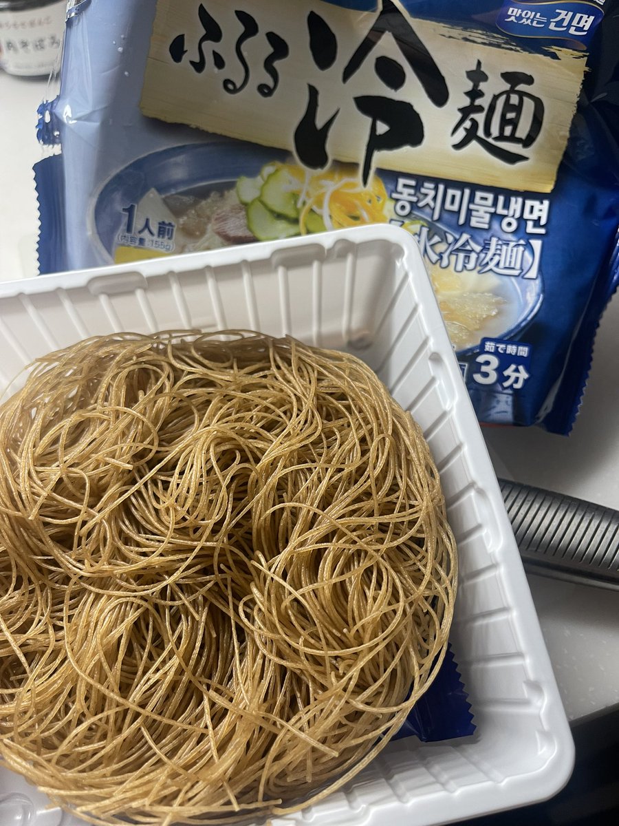 ricca_no_diary's tweet photo. 大人気の本格韓国冷麺【ふるる冷麺】🍜

私が愛してやまない辛ラーメンと同じメーカー「農心」の商品で、おうちで手軽に本格的な冷麺が楽しめちゃう！

🍽️ふるる冷麺 水冷麺
韓国特製トンチミ（大根の塩漬けからにじみ出たスープ）にリンゴ酢のさわやかな酸味が◎梨の甘みもあわさってさっぱりとした味！
脂質わずか『0.6g』！夏の暑い日でも罪悪感なくたべられちゃう！

🍽️ふるる冷麺 ビビン冷麺
特製ビビンジャンは、熟成したコチュジャンの旨味としっかりした辛と梨ピューレの爽やかな甘み、リンゴ酢の酸味がマッチしてめっちゃおいしい！本場のビビン麺を再現されてて最高！

一食でめちゃくちゃお腹いっぱいになる満足感抜群なパックで男子にもおすすめ。コストコ、カルディ、業務スーパーなどなどで気軽に買えるのも嬉しい！

@nongshimjapan 
#PR #ふるる冷麺 ＃韓国食品