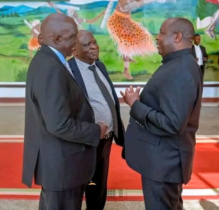 KamunguWemba's tweet photo. Burya mwe ko mwagenze amahanga,
Hari ikindi gihugu kwisi umukuru w'igihugu ayaga n'abahoze ari abakuru b'ico gihugu akana basaba impanuro uretse Mu #Burundi bwa #NevaWacu? Kuriyi ntwaro ya @CnddFdd 
Uretse @GeneralNeva uwundi ndinde? Mumutaginge. https://t.co/AD0BwiNXBo