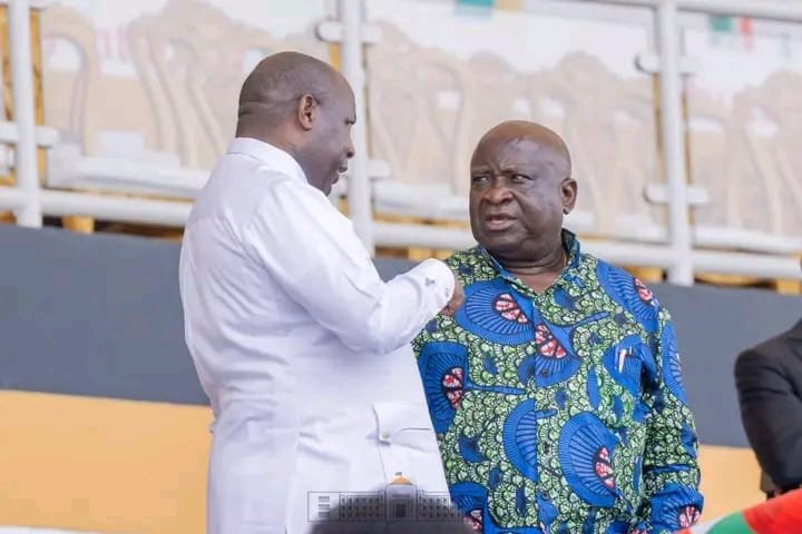 KamunguWemba's tweet photo. Burya mwe ko mwagenze amahanga,
Hari ikindi gihugu kwisi umukuru w'igihugu ayaga n'abahoze ari abakuru b'ico gihugu akana basaba impanuro uretse Mu #Burundi bwa #NevaWacu? Kuriyi ntwaro ya @CnddFdd 
Uretse @GeneralNeva uwundi ndinde? Mumutaginge. https://t.co/AD0BwiNXBo