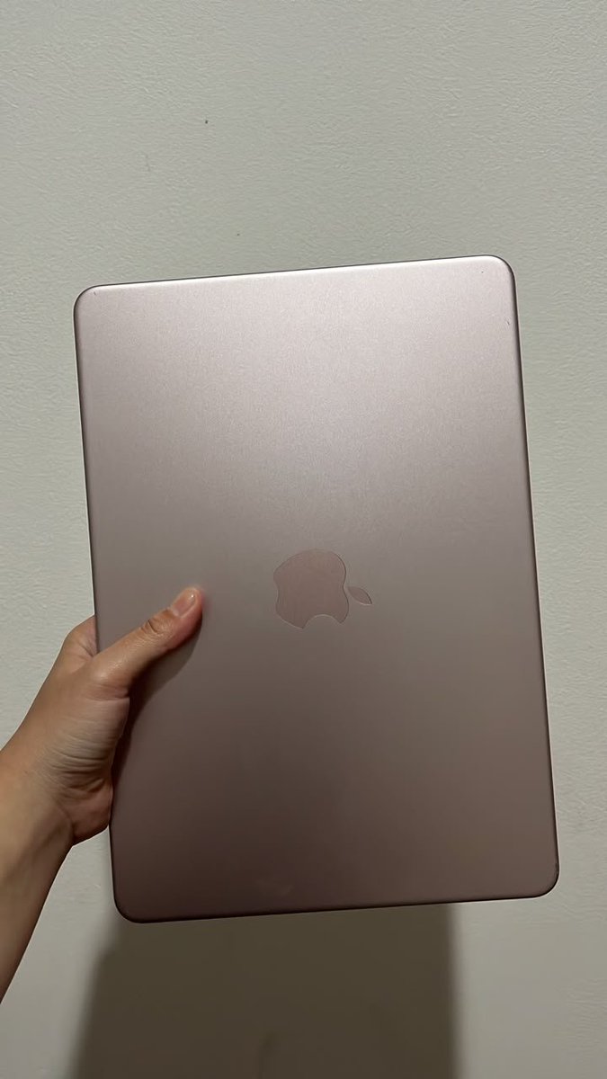 visatriodf's tweet photo. WTS
 •Produk :MacBook Neo 13 - Blush
• ⁠Seri/Model : MM99FV2D6Y/512gb 
• ⁠Garansi : on - 26 Juni 2027
• ⁠Kondisi : 96%(normal semua, no kendala, baru 1 minggu beli)
• ⁠Kelengkapan : box, charger ori include kepala, invoice
• ⁠Minus: lecet di pojok (uda cek ibox aman) https://t.co/LmKl0ndTBL