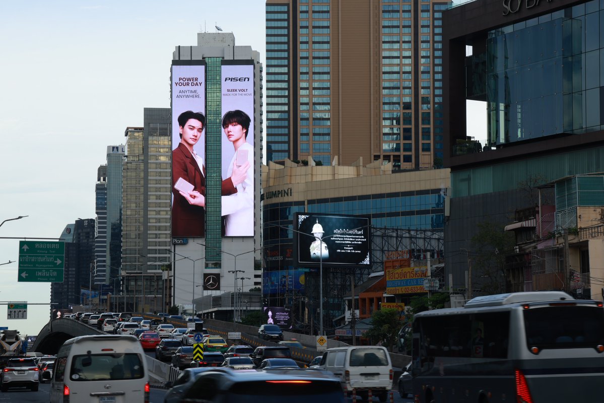 planbmedia_pcl's tweet photo. เชื่อมต่อทุกไลฟ์สไตล์คนเมืองให้ไม่มีสะดุด 🔌✨ Pisen x เก่ง-น้ำปิง เสิร์ฟความลักชูแบบตะโกนบนจอ Signature Max 3.0 กลางย่าน CBD ใครเจอสองหนุ่มแล้วแวะมาสาดรูปในเธรดนี้ได้เลย 🏙️💙 #PlanBMedia #FriendsOfPisen #PisenXKengNamping #PisenThailand #วันนี้ก็เจอเก่งน้ำปิง https://t.co/I7mwLgRD2g