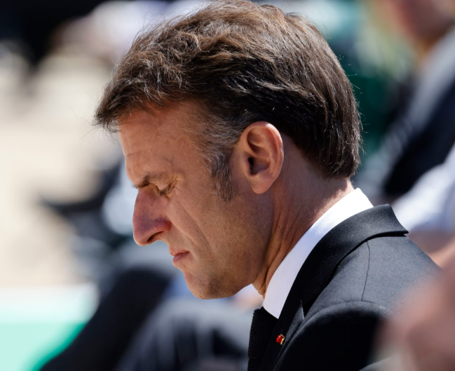 LeaBourseFR's tweet photo. Dans 303 jours, la France élit un nouveau président. 

Aucun candidat ne dit aux électeurs ce que l'OCDE vient de publier cette semaine : sans réforme, la dette française atteindra 203% du PIB en 2050.

Le service de la dette deviendra le premier poste budgétaire de l'État (devant l'éducation, la santé et la défense réunis).

Pour éviter ça, l'effort à fournir d'ici 2030 est chiffré à 100 milliards d'euros d'ajustement.

C'est l'équivalent de supprimer l'ensemble du budget de l'Éducation nationale pendant un an.

La campagne présidentielle va durer 10 mois.

Le sujet sera probablement absent des débats parce que la réalité budgétaire française n'est pas un argument électoral.

C'est pourtant l'un des rares vrais sujets.
