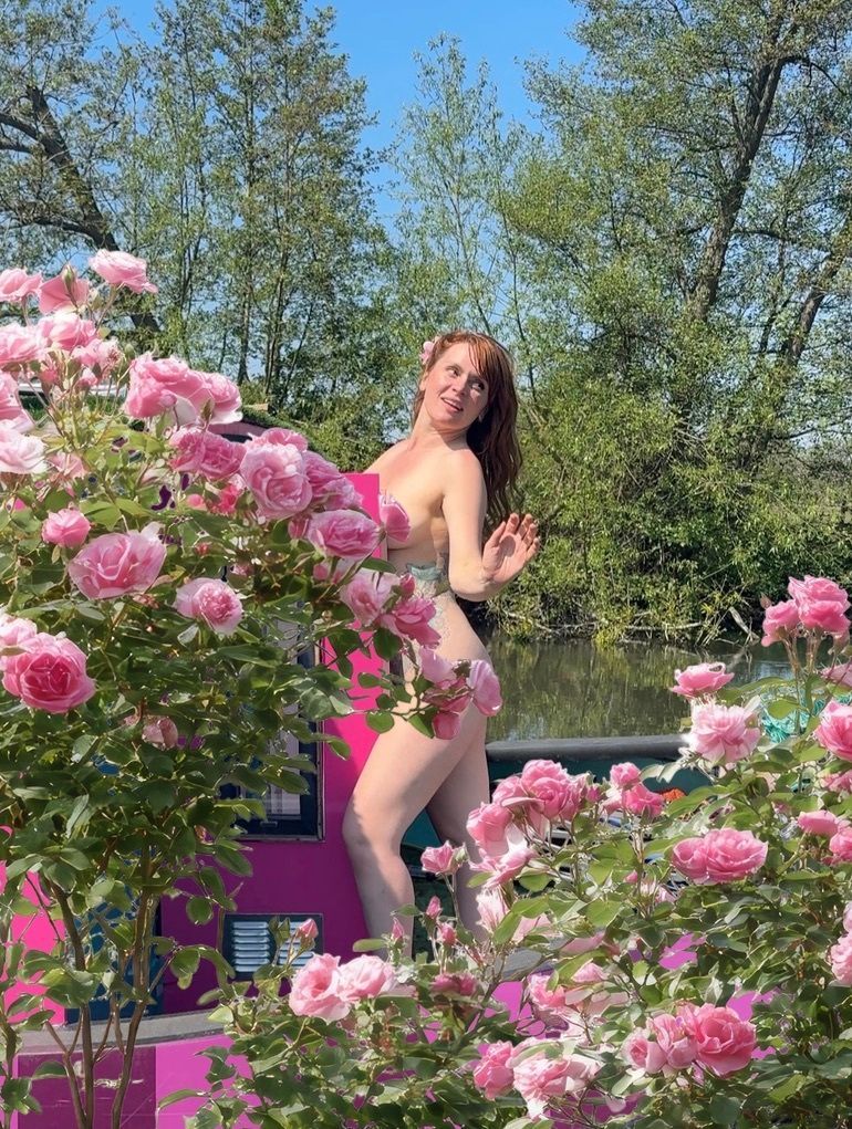 barebumboaty's tweet photo. Day 13 of being nude-venturous

Back in 2015, I trained at the National Centre for Circus Arts where I ended up specialising in hula hoops and clowning.

Ultimately, clowning taught me something powerful: follow what lights me up and have the courage to do it.

#naturism #boatlife #clown #captain #widebeam