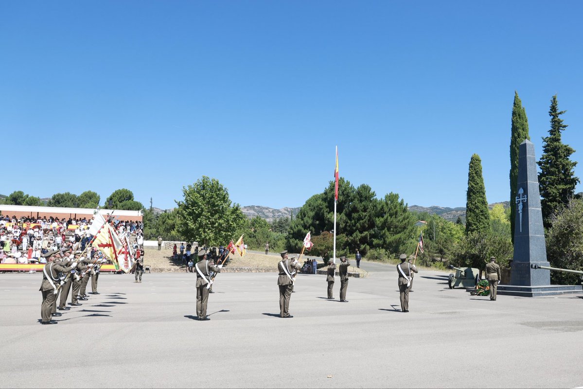 CasaReal's tweet photo. El Rey, durante el homenaje a los que dieron la vida por España y el desfile militar con motivo de la entrega de Reales Despachos a la nueva promoción de la Academia General Básica de Suboficiales (AGBS).

➡️https://t.co/xhNrthvl7C https://t.co/O1lb0ZCWYQ