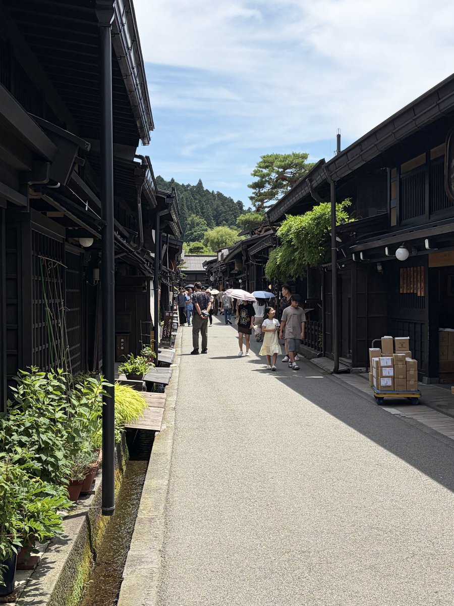tusi244's tweet photo. 今日はまたまた会社旅行手当を使わせても

らって下呂温泉、飛騨高山方面へ家族旅行

に行かせてもらってます今回は両親も連れ

て来ることできて少しだけ親孝行出来る事

に会社には本当に感謝です　途中で滅多に

見れないモノ見ました

#SDG家族旅行手当

#下呂温泉飛騨高山

#16式戦車 https://t.co/aV5KbaX1aL