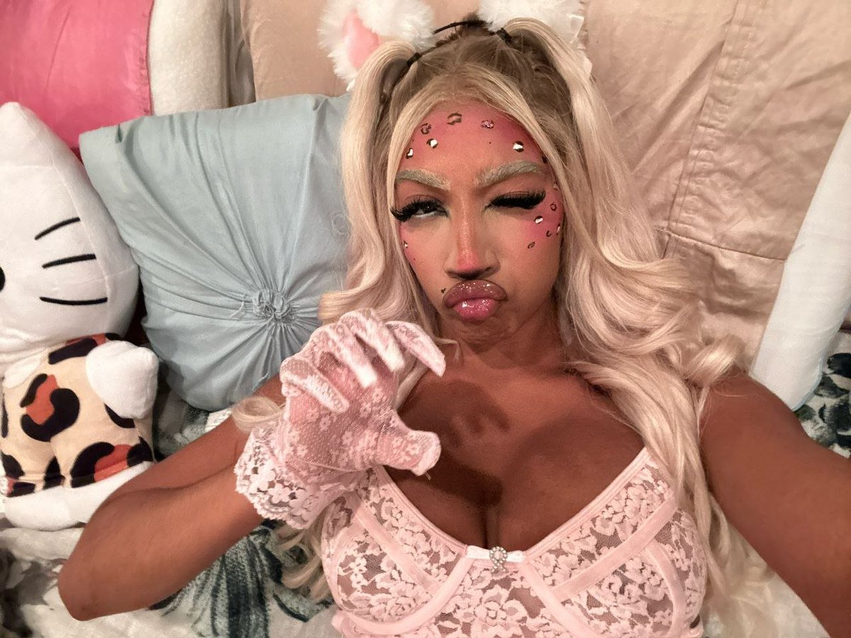 Hotpinkdynamite's tweet photo. this bunny or 2 billion dollars? 💰 https://t.co/nVU8uWPy8D