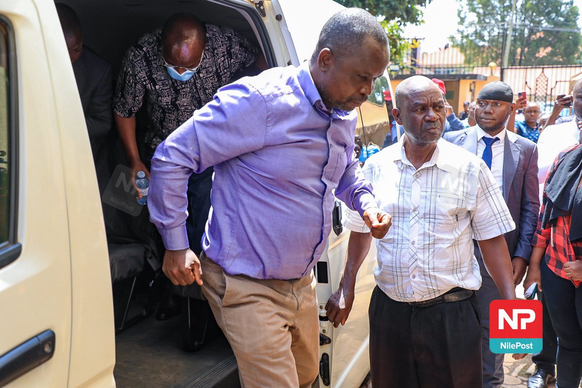 GabrielBuule's tweet photo. In Frame1, journalist @TimKalyegira arrives at court on handcuffs for writing statements that made the powerfull uncomfortable. In Frame 2 Chris Obore a public servant accused of stealing over Shs27b arrives at court without cuffs. #WeAreStupid https://t.co/yjV6BA1ncB